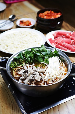 포토 JPG 그릇 접시 채소 젓가락 반찬 김치 사람없음 아웃포커스 숟가락 버섯 소고기 면류 면 냄비 뚝배기 탕 팽이버섯 샤브샤브 국내포토 식기 한식 음식 촬영기법 수저 육류 솥 파일형식