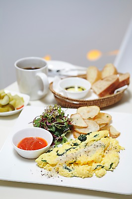 포토 JPG 그릇 접시 커피 음식 빵 채소 잔 서양음식 사람없음 아웃포커스 컵 바구니 계란 샐러드 머그컵 피클 브런치 감자칩 스크램블 국내포토 식기 음료 촬영기법 과자 알 식사 칩_음식 계란요리 절임 파일형식