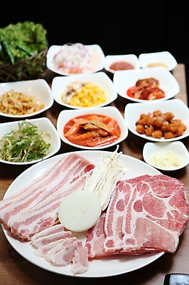 포토 JPG 그릇 접시 채소 식재료 고추 검은배경 반찬 양파 마늘 생고기 돼지고기 사람없음 아웃포커스 상추 삼겹살 팽이버섯 파무침 파절이 국내포토 식기 음식 백그라운드 촬영기법 육류 검은색 버섯 무침 파일형식