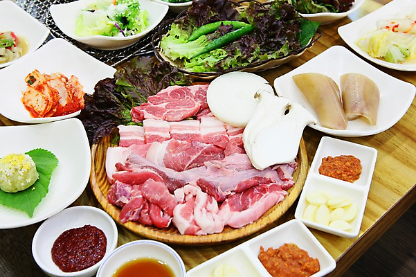 포토 JPG 그릇 접시 식재료 고추 반찬 양파 김치 마늘 생고기 돼지고기 사람없음 버섯 샐러드 상추 깻잎 쌈장 돼지껍데기 쌈채소 국내포토 식기 한식 음식 채소 육류 양념 파일형식