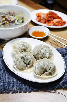 포토 JPG 그릇 접시 한식 음식 젓가락 조개 김치 사람없음 아웃포커스 해물요리 면류 면 천 해산물 만두 간장 찐만두 칼국수 바지락 바지락칼국수 왕만두 해물칼국수 국내포토 식기 어패류 촬영기법 수저 직물 양념 국수 파일형식