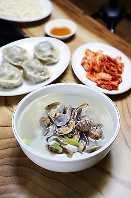 포토 JPG 그릇 접시 한식 음식 조개 김치 사람없음 아웃포커스 해물요리 면류 면 해산물 만두 간장 찐만두 칼국수 바지락 바지락칼국수 왕만두 해물칼국수 국내포토 식기 어패류 촬영기법 양념 국수 파일형식