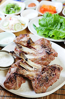 포토 JPG 그릇 접시 한식 음식 채소 반찬 육류 사람없음 아웃포커스 샐러드 상추 바비큐 쌈 소금 바비큐립 폭립 국내포토 식기 식재료 촬영기법 파일형식