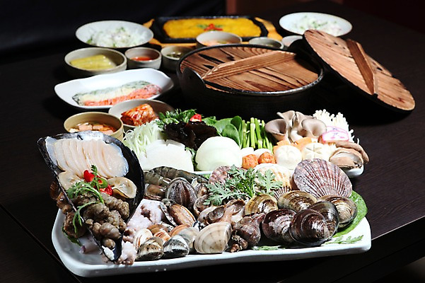 포토 JPG 그릇 접시 음식 채소 반찬 양파 조개 김치 사람없음 버섯 해물요리 냄비 해산물 가리비 쑥갓 낙지 샤브샤브 미더덕 해물샤브샤브 일본음식 국내포토 식기 한식 어패류 연체동물 수중동물 솥 파일형식