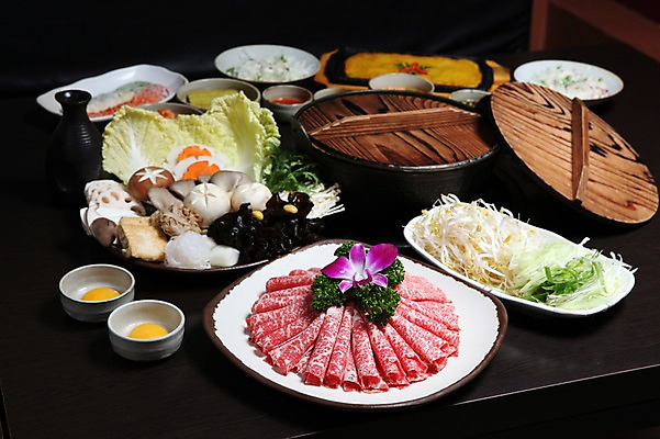 포토 JPG 그릇 접시 꽃 음식 채소 반찬 파슬리 생고기 육류 사람없음 장식 계란 버섯 당근 소고기 냄비 배추 파 연근 샤브샤브 숙주나물 일본음식 국내포토 식물 식기 식재료 뿌리채소 알 솥 나물 파일형식