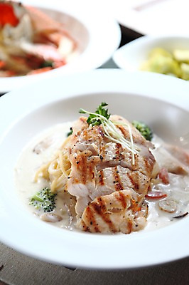 포토 JPG 그릇 접시 음식 파스타 서양음식 스파게티 육류 사람없음 아웃포커스 면류 면 무순 크림스파게티 국내포토 식기 식재료 촬영기법 새싹채소 파일형식