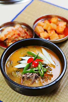 포토 JPG 그릇 접시 한식 음식 채소 고추 반찬 김치 사람없음 아웃포커스 깍두기 뚝배기 탕 국물 파 육개장 국내포토 식기 촬영기법 국 파일형식