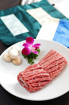 포토 JPG 그릇 접시 꽃 채소 식재료 파슬리 생고기 사람없음 아웃포커스 장식 버섯 소고기 실크 천 갈비 칼집 소갈비 국내포토 식물 식기 촬영기법 육류 직물 파일형식