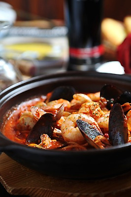 포토 JPG 그릇 음식 조개 새우 파스타 서양음식 스파게티 사람없음 아웃포커스 해물요리 면류 면 꼬치 냄비 해산물 홍합 해물스파게티 홍합스파게티 국내포토 식기 어패류 촬영기법 갑각류 솥 파일형식