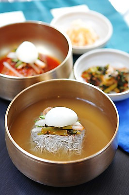 포토 JPG 그릇 접시 한식 음식 반찬 여름음식 오이 사람없음 아웃포커스 계란 대접 면류 면 배 고명 냉면 삶은계란 물냉면 비빔냉면 열무김치 열무 제철음식 국내포토 식기 채소 과일 김치 촬영기법 알 무 계란요리 제철 파일형식 여름_계절