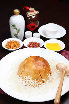 포토 JPG 그릇 접시 음식 술잔 반찬 술병 사람없음 아웃포커스 중식 단무지 나무망치 국내포토 식기 병_용기 잔 주류 촬영기법 망치 파일형식