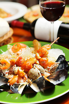 포토 JPG 그릇 접시 음식 와인잔 조개 잔 새우 주류 파스타 서양음식 스파게티 사람없음 아웃포커스 컵 와인 해물요리 면류 면 꼬치 병 해산물 와인병 홍합 해물스파게티 크림스파게티 홍합스파게티 국내포토 식기 음료 술잔 병_용기 어패류 촬영기법 갑각류 파일형식