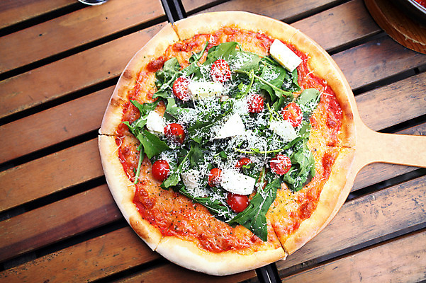 포토 JPG 음식 채소 방울토마토 피자 서양음식 사람없음 하이앵글 받침대 토핑 화덕피자 국내포토 뷰포인트 토마토 패스트푸드 파일형식