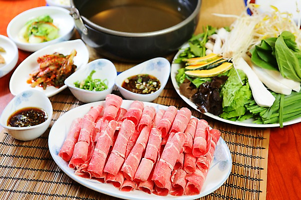 포토 JPG 그릇 접시 음식 채소 고추 호박 반찬 김치 생고기 육류 사람없음 아웃포커스 버섯 소고기 냄비 상추 대나무발 국물 부추 샤브샤브 육수 숙주나물 일본음식 국내포토 식기 한식 식재료 촬영기법 솥 나물 파일형식