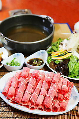 포토 JPG 그릇 접시 채소 고추 호박 생고기 육류 사람없음 아웃포커스 버섯 소고기 냄비 상추 대나무발 국물 샤브샤브 육수 일본음식 국내포토 식기 음식 식재료 촬영기법 솥 파일형식