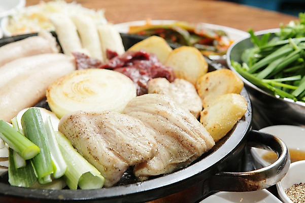 포토 JPG 그릇 접시 한식 음식 채소 반찬 양파 감자 육류 사람없음 아웃포커스 버섯 구이 불판 부추 파 곱창 막창 국내포토 식기 식재료 촬영기법 파일형식