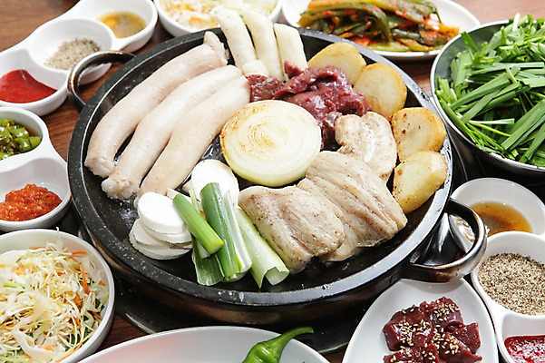 포토 JPG 그릇 접시 한식 음식 채소 고추 반찬 양파 김치 감자 육류 사람없음 버섯 샐러드 구이 간 쌈장 불판 부추 파 곱창 막창 들깨 국내포토 식기 식재료 양념 장기_의학 깨 파일형식