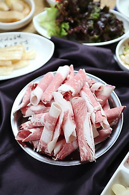 포토 JPG 그릇 접시 채소 식재료 검은배경 쟁반 생고기 돼지고기 사람없음 아웃포커스 상추 대패삼겹살 국내포토 식기 백그라운드 촬영기법 육류 검은색 삼겹살 파일형식