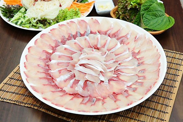 포토 JPG 그릇 접시 음식 채소 오이 마늘 사람없음 장식 당근 초밥 회 면류 면 상추 국수 쌈 깻잎 대나무발 일본음식 국내포토 식기 뿌리채소 파일형식