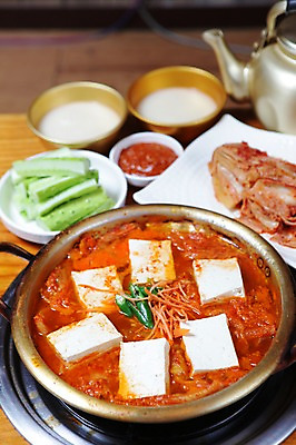 포토 JPG 그릇 접시 한식 음식 채소 고추 주전자 반찬 김치 오이 사람없음 아웃포커스 사발 냄비 찌개 안주 두부 쌈장 막걸리 김치찌개 국내포토 식기 주방용품 주류 촬영기법 양념 사기그릇 솥 파일형식 음료 생활용품 오브젝트