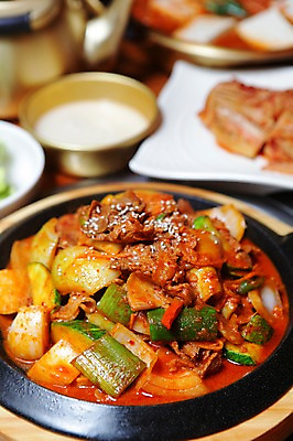 포토 JPG 그릇 접시 한식 음식 채소 주전자 반찬 김치 오이 육류 돼지고기 사람없음 아웃포커스 안주 볶음 철판 막걸리 제육볶음 국내포토 식기 식재료 주방용품 주류 촬영기법 파일형식