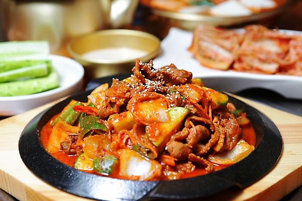 포토 JPG 그릇 접시 한식 음식 채소 주전자 반찬 김치 오이 육류 돼지고기 사람없음 아웃포커스 안주 볶음 철판 막걸리 제육볶음 국내포토 식기 식재료 주방용품 주류 촬영기법 파일형식