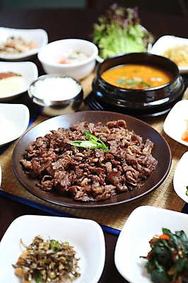 포토 JPG 그릇 접시 한식 음식 채소 고추 밥 반찬 육류 사람없음 아웃포커스 상추 찌개 된장찌개 돗자리 뚝배기 볶음 정식 한정식 멸치볶음 국내포토 식기 식재료 촬영기법 파일형식