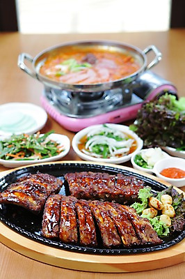 포토 JPG 그릇 접시 한식 음식 고추 반찬 마늘 육류 사람없음 아웃포커스 냄비 상추 바비큐 찌개 버너 철판 바비큐립 폭립 국내포토 식기 채소 식재료 촬영기법 솥 파일형식