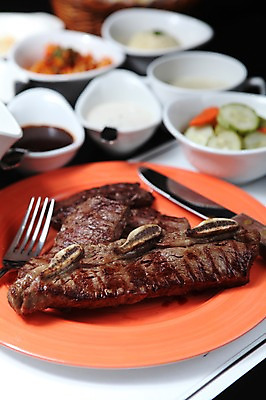 포토 JPG 그릇 접시 한식 포크 육류 사람없음 아웃포커스 소스 나이프 상차림 피클 갈비 LA갈비 국내포토 식기 음식 식재료 촬영기법 소고기 양념 칼 절임 파일형식