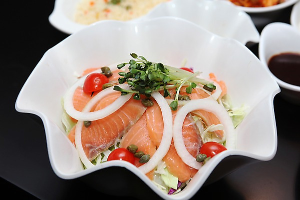 포토 JPG 그릇 음식 채소 방울토마토 양파 서양음식 어류 사람없음 아웃포커스 샐러드 간장 연어 무순 연어샐러드 국내포토 식기 토마토 촬영기법 수중동물 양념 새싹채소 파일형식