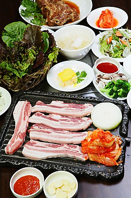 포토 JPG 그릇 접시 채소 반찬 양파 김치 마늘 생고기 돼지고기 사람없음 된장 상추 브로콜리 삼겹살 철판 쌈장 불판 물김치 감자샐러드 주꾸미 초고추장 제철음식 국내포토 식기 한식 음식 연체동물 육류 수중동물 샐러드 양념 제철 파일형식
