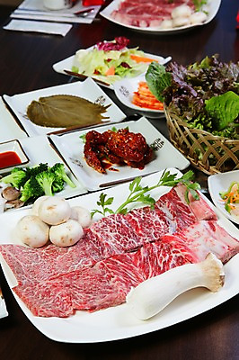 포토 JPG 그릇 접시 채소 식재료 젓가락 반찬 김치 수저 생고기 육류 사람없음 바구니 숟가락 버섯 샐러드 소고기 꽃게 게 상추 브로콜리 쌈 깻잎 게장 물티슈 양념게장 초고추장 국내포토 식기 한식 음식 갑각류 양념 게요리 파일형식