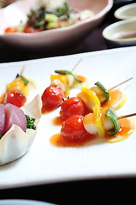포토 JPG 그릇 접시 꽃 음식 채소 방울토마토 어류 사람없음 아웃포커스 장식 초밥 생선회 회 꼬치 레몬 꼬치요리 일본음식 국내포토 식물 식기 토마토 과일 촬영기법 요리 수중동물 파일형식