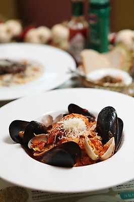 포토 JPG 그릇 접시 음식 조개 치즈 파스타 서양음식 스파게티 사람없음 아웃포커스 해물요리 면류 면 해산물 홍합 홍합스파게티 국내포토 식기 어패류 유제품 촬영기법 파일형식