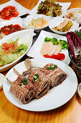 포토 JPG 그릇 접시 채소 반찬 김치 생고기 사람없음 아웃포커스 버섯 샐러드 브로콜리 나물 갈비 파 칼집 양념갈비 초고추장 국내포토 식기 한식 음식 촬영기법 육류 양념 파일형식