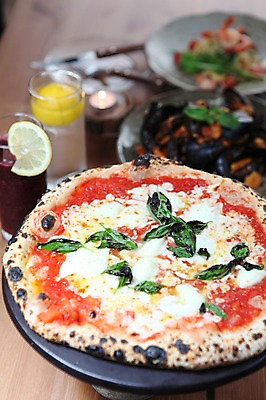 포토 JPG 그릇 접시 음료 음식 잔 피자 서양음식 사람없음 아웃포커스 컵 주스 레몬 화덕피자 국내포토 식기 과일 패스트푸드 촬영기법 파일형식