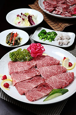 포토 JPG 접시 음식 채소 식재료 반찬 오이 파슬리 생고기 육류 사람없음 아웃포커스 장식 소고기 브로콜리 레몬 대나무발 꼴뚜기 국내포토 식기 과일 연체동물 촬영기법 수중동물 파일형식