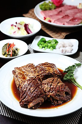 포토 JPG 그릇 접시 음식 채소 식재료 반찬 파슬리 생고기 육류 사람없음 아웃포커스 양념 브로콜리 갈비 대나무발 칼집 양념갈비 꼴뚜기 국내포토 식기 연체동물 촬영기법 수중동물 파일형식