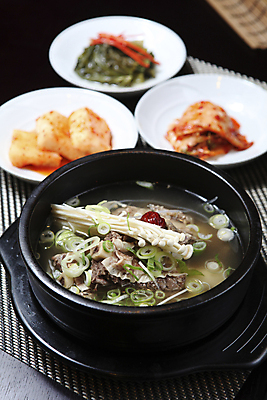 포토 JPG 그릇 접시 한식 검은배경 반찬 김치 육류 사람없음 아웃포커스 깍두기 뚝배기 팽이버섯 파 갈비탕 국내포토 식기 음식 백그라운드 채소 식재료 촬영기법 검은색 버섯 탕 파일형식