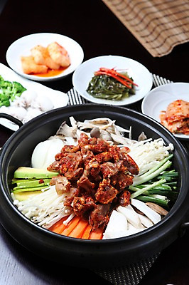 포토 JPG 그릇 접시 한식 음식 채소 호박 반찬 양파 김치 사람없음 아웃포커스 버섯 당근 냄비 깍두기 대나무발 팽이버섯 전골 파 꼴뚜기 국내포토 식기 연체동물 뿌리채소 촬영기법 수중동물 솥 파일형식