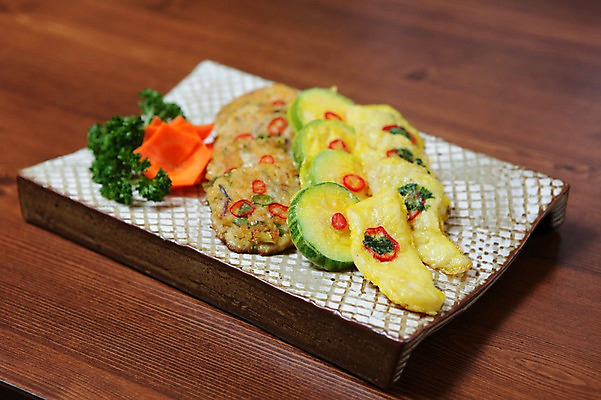 포토 JPG 그릇 접시 한식 음식 채소 호박 파슬리 사람없음 장식 동그랑땡 전 부침개 동태전 호박전 국내포토 식기 파일형식