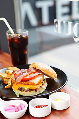 포토 JPG 그릇 접시 음료 음식 빵 토마토 잔 치즈 패스트푸드 서양음식 빨대 사람없음 아웃포커스 컵 감자튀김 햄버거 케첩 피클 콜라 베이컨 국내포토 식기 채소 유제품 감자 촬영기법 돼지고기 튀김 소스_음식 인스턴트 탄산음료 절임 파일형식