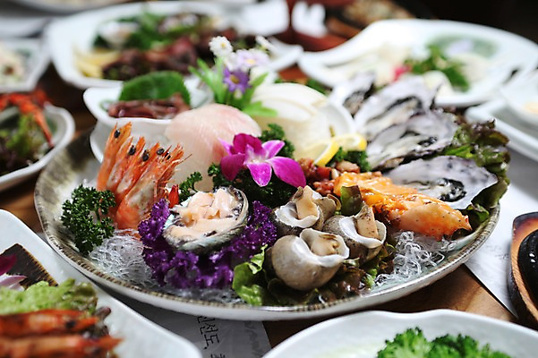 포토 JPG 그릇 접시 꽃 채소 새우 파슬리 사람없음 아웃포커스 장식 초밥 생선회 회 굴 소라 레몬 전복 멍게 국내포토 식물 식기 음식 과일 어패류 촬영기법 갑각류 바다동물 일본음식 파일형식