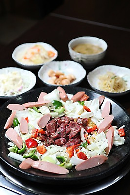 포토 JPG 그릇 접시 한식 음식 채소 반찬 피망 마늘 육류 사람없음 아웃포커스 소시지 햄 양배추 나물 철판 부대찌개 철판요리 국내포토 식기 식재료 촬영기법 가공식품 찌개 파일형식