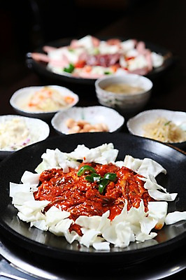 포토 JPG 그릇 접시 한식 채소 고추 반찬 사람없음 아웃포커스 해물요리 해산물 양배추 철판 낙지 낙지볶음 철판요리 국내포토 식기 음식 연체동물 촬영기법 수중동물 파일형식