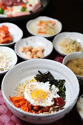 포토 JPG 그릇 접시 한식 음식 밥 반찬 김치 마늘 사람없음 아웃포커스 대접 계란프라이 나물 비빔밥 깨 깨소금 산채비빔밥 국내포토 식기 채소 식재료 촬영기법 조미료 계란요리 파일형식