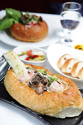 포토 JPG 그릇 접시 음식 빵 채소 와인잔 잔 새우 파스타 서양음식 스파게티 사람없음 아웃포커스 컵 물 버섯 면류 면 브로콜리 크림 피클 크림스파게티 국내포토 자연요소 식기 술잔 촬영기법 갑각류 절임 파일형식