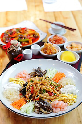 포토 JPG 그릇 접시 음식 채소 술잔 젓가락 반찬 술병 김치 오이 잔 새우 사람없음 아웃포커스 중식 계란 당근 오징어 단무지 양장피 국내포토 식기 한식 병_용기 연체동물 뿌리채소 주류 촬영기법 수저 갑각류 알 수중동물 파일형식