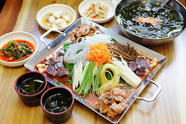 포토 JPG 그릇 접시 한식 음식 반찬 양파 김치 떡 육류 사람없음 버섯 당근 대접 면류 면 어묵 볶음 철판 팽이버섯 파 순대 미역 장국 냉국 당면 미역냉국 순대볶음 양파초절임 쫄면 오이냉국 국내포토 식기 채소 식재료 뿌리채소 해조류 국 절임 파일형식