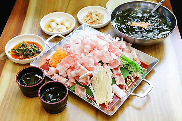 포토 JPG 그릇 접시 한식 음식 채소 반찬 김치 돼지고기 사람없음 버섯 대접 어묵 철판 팽이버섯 파 두루치기 미역냉국 양파초절임 철판두루치기 오이냉국 국내포토 식기 육류 냉국 절임 파일형식